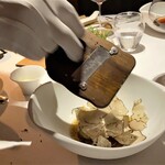 レフェルヴェソンス - アグー豚のコンソメと帆立のラビオリ　レモンマリーゴールド　サマートリュフをかけて完成♪