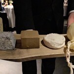 レフェルヴェソンス - アルチザンチーズ 右から：カチョカバロ・カマンベール・グランチーズ・シェーブルチーズ・ブルーチーズ