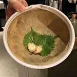 レフェルヴェソンス - カクテル用に茗荷と大葉、ピンクペッパーをすり鉢ですりつぶします♪