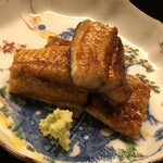 道人 - 佐賀産の天然鰻。じっくりと炭で炙って皮目がパリッパリ