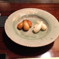 蕎麦懐石 無庵 - 自家ファームの "らっきょ二種 (たまり漬け、甘酢漬け)" これだけでお銚子が空になる