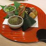 くろぎ - 鯛の笹寿し  初ものの半乾きのばち子  無花果胡麻だれ掛け1