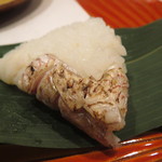 くろぎ - 鯛の笹寿し  初ものの半乾きのばち子  無花果胡麻だれ掛け4