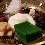 Hida Takayama Kakushou - ⑪生盛膾(なます)(裏漉し豆腐、抹茶羊羹、焚き岩茸、胡瓜、干し葡萄、茗荷、蓼、梅肉、大根)を混ぜて頂く。
                        飛騨高山の伝承料理らしい。
