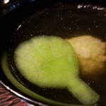 Hida Takayama Kakushou - ⑫うすい豆の真薯、冬瓜の団扇、利尻昆布&鮪節&椎茸のお出汁のお椀
                        利尻昆布の鋭角的な旨みを感じます
                        鮪節を使用とのことだが、味わいに酸みが無く、血抜きされた鮪節を使っていると推測