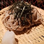 Hida Takayama Kakushou - ⑭十割手打ち蕎麦
                        蕎麦の実だけでなくそば殻まで挽き込む「挽きぐるみ」で濃いめの色合い。
                        細打ちで、蕎麦の甘みもほのかに感じます。