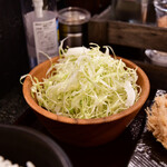 銘柄とんかつ 梟 - 【定食 特上ロース(180g)@2,600円：栃木県産銘柄 霧降高原豚】千切りキャベツ