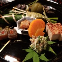 飛騨高山 角正 - ②胡瓜の白胡麻和え
                    ③雷蒟蒻
                    ④自家製生麩の時雨煮
                    ⑤焼きおかべ(豆腐)
                    ⑥馬鈴薯餅の荏胡麻味噌載せ
                    ⑦椎茸のお寿司
                    ⑧赤パプリカのお寿司
                    ⑨青梅の甘露煮
                    ⑩扇人参