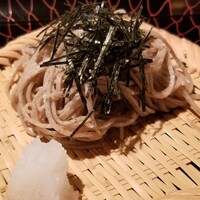 飛騨高山 角正 - ⑭十割手打ち蕎麦
                    蕎麦の実だけでなくそば殻まで挽き込む「挽きぐるみ」で濃いめの色合い。
                    細打ちで、蕎麦の甘みもほのかに感じます。