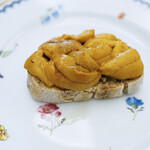 ペレグリーノ - 【季節の前菜】長崎壱岐の赤うに、自家製のライ麦パンとの組み合わせ