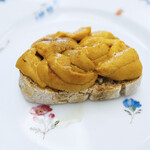 ペレグリーノ - 【季節の前菜】長崎壱岐の赤うに、自家製のライ麦パンとの組み合わせ