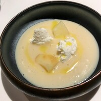 ラ ペ - ヴィシソワーズスープ、桃、リコッタチーズ