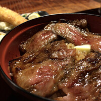 赤坂 津つ井 総本店 - 赤坂名物"ビフテキ丼" バターon theビーフ