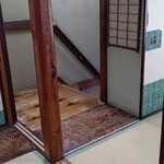Raifukutei - 昔風の急な階段が……