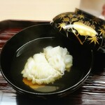 片折 - 氷見のおこぜの椀物
      おこぜがフワフワの食感でこんな食感になる包丁の入れ方は初めて❤まるで鱧のように細かな仕事で花びらのよう。
      一番出汁がよく馴染み最高の味わいと食感。