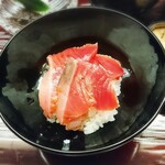 片折 - 平宗太鰹漬け丼
      甘辛い漬け丼になっていて鰹の皮目に脂がのっていて美味しい
