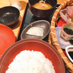 向島 味さい - ツヤツヤのご飯、お味噌汁も