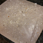 とんかつ マンジェ - 岩塩プレートの上に散りばめられた合わせ塩。これで豚カツを食べます♪