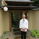 京懐石 吉泉 - 将来の名料理人になるだろう若い方のお出迎い。