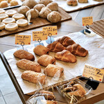 パンの店ベルツ - 料理写真:店内の様子。置いてある量は少なめです。