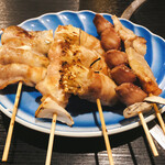 Ganso Nanashu No Gyuukushi Ga Aru Mise Yakitori Izakaya Hanabusa - 左からバラチーズ、四つ身、エノキベーコン、ズリ、豚バラ♪