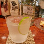 イーデン ホール - 80 “YASO” GIN をジンライムで