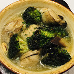 ビストロ キャトルズ - 【広島県産】大粒牡蠣とブロッコリーのアヒージョ