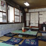 桜井うどん - 色紙の壁