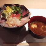 彩花亭 - ７種の海鮮丼８５８円（税込）