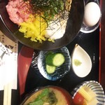 日本橋 紋 - ねぎとろばくだん丼 900円 とろろ納豆おくらモロヘイヤとネバネバたっぷりです。やはり小鉢が秀逸。今日は煮物でしたが、南瓜の面取りが美しく丁寧に作られているなぁと感心しました。胡瓜の浅漬も美味しい。