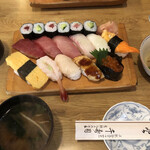 千寿司 - 寿司、うめえなあ（沁）味噌汁と煮付けも付きます。
