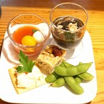 米蔵ココロ - 料理写真:今日のおつまみプレート　　もずく酢、トマトとオレンジのジュースとモッツレラチーズ、ポテトサラダとクラッカー、枝豆