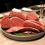 うし松 - 神戸の田村牛です、写真の一番上の肉が ”ミスジ”、その右が ”シャトーブリアン”、ミスジの下が ”サーロイン”、その右が ”カタシン”、一番下が ”ハラミ”