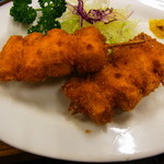 大はし - 串カツ　千住がビュッと飛び出します！気をつけてガブリつきましょう！