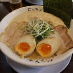 ラーメン おざき屋 - 味玉牛骨こってり(880円、斜め上から)