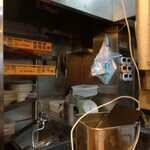 RAMEN火影 produced by 麺処ほん田 - 内観写真:あれは菅野製麺の麺箱!