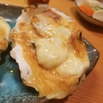 Teru zushi - 生牡蠣チーズ焼き　この中に牡蠣が隠れてます