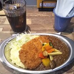 俺たちカレー部。 - 監督オススメ とんカツアンド野菜 950円