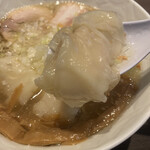 支那そばや - 山水地鶏ワンタン塩らぁ麺　ワンタンリフト
      
      餡がたっぷり皮もたっぷり　なんも言えね〜
