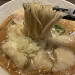 支那そばや - 山水地鶏ワンタン塩らぁ麺　麺リフト　細麺
      
      めちゃんこめちゃめちゃめちゃりんこん　美味い！
      
      夏は名古屋コーチンのTKGが無いのが残念じゃ…