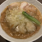 支那そばや - 8月1日　山水地鶏ワンタン塩らぁ麺　1,160円
      
      どんぶりの淵周りは穂先メンマ　長いの3本
      
      青梗菜の食感がいい。ワンタンもボリューム有り！
      
      やっぱしこれが好きだな〜！