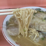 博龍軒 - 特徴的な幅広い麺