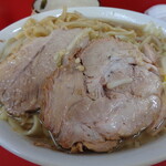 ラーメン二郎 - 野菜をやっつけて豚を出す