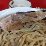 ラーメン二郎 - 豚一枚は食べちゃう