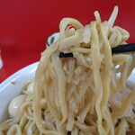 ラーメン二郎 - 麺は熱々でやけどしそう