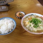 日の出ホルモン店 - 中華そばとめし