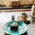 コマグラ カフェ - 黒いチーズケーキ、コーヒー
