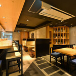 江戸切り 助六そば ぬる燗佐藤 - 明るめの店内で換気良好です