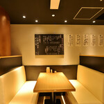 江戸切り 助六そば ぬる燗佐藤 - ゆったり広めのボックスシート