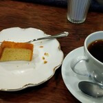 いなだ珈琲舎 - 食べかけですいません。
      美味しいシフォンケーキですね。
      春からやってたんですけどなぜか手がでなった、、もっと早く食べれば良かったな。